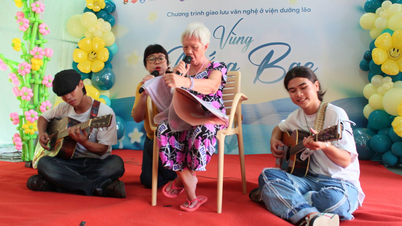 Bà Đặng Thị Bê góp giọng với liên khúc 'Hãy yêu nhau đi' - 'Phượng buồn'.