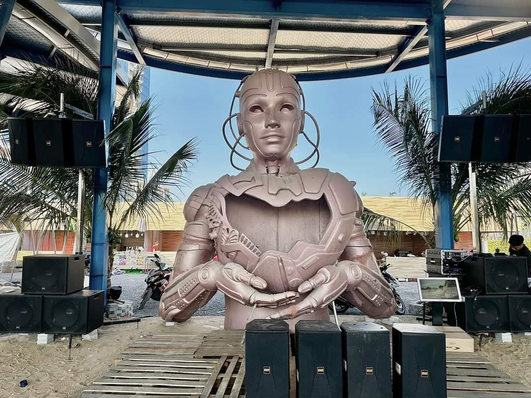 “Buổi tối còn có đêm nhạc Acoustic Night đặt giữa sân, hoạt động giải trí như tô màu, xem tarot... Chợ tập hợp nhiều món ăn “hot trend", thích hợp cùng gia đình, bạn bè đi dạo đêm mừng Lễ”, Viết Chánh (2003, quê Lâm Đồng) chia sẻ. “Buổi tối còn có đêm nhạc Acoustic Night đặt giữa sân, hoạt động giải trí như tô màu, xem tarot... Chợ tập hợp nhiều món ăn “hot trend", thích hợp cùng gia đình, bạn bè đi dạo đêm mừng Lễ”, Viết Chánh (2003, quê Lâm Đồng) chia sẻ.