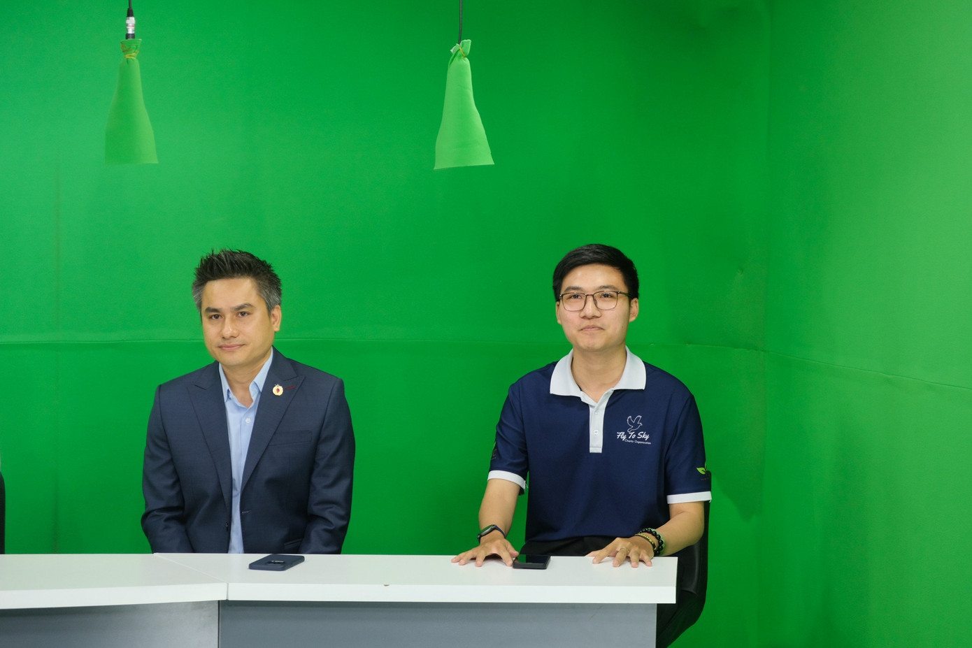 Sinh viên Lê Văn Phúc (phải) chia sẻ cùng độc giả.