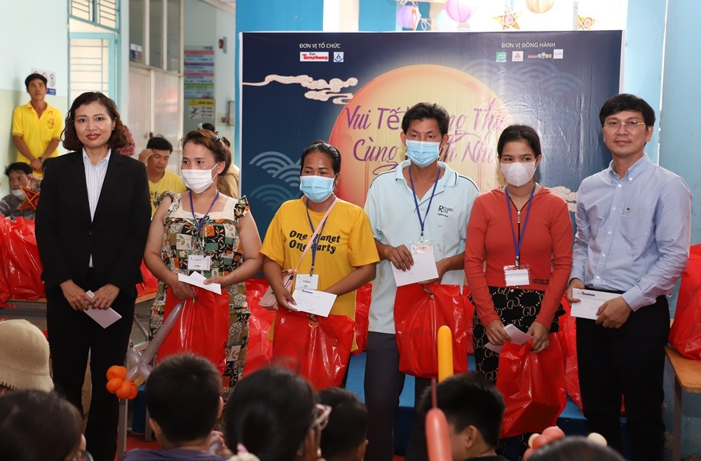 Những suất học bổng được chương trình trao cho người nhà của các em nhỏ có hoàn cảnh khó khăn. (Ảnh: Ngô Tùng) Những suất học bổng được chương trình trao cho người nhà của các em nhỏ có hoàn cảnh khó khăn. (Ảnh: Ngô Tùng)