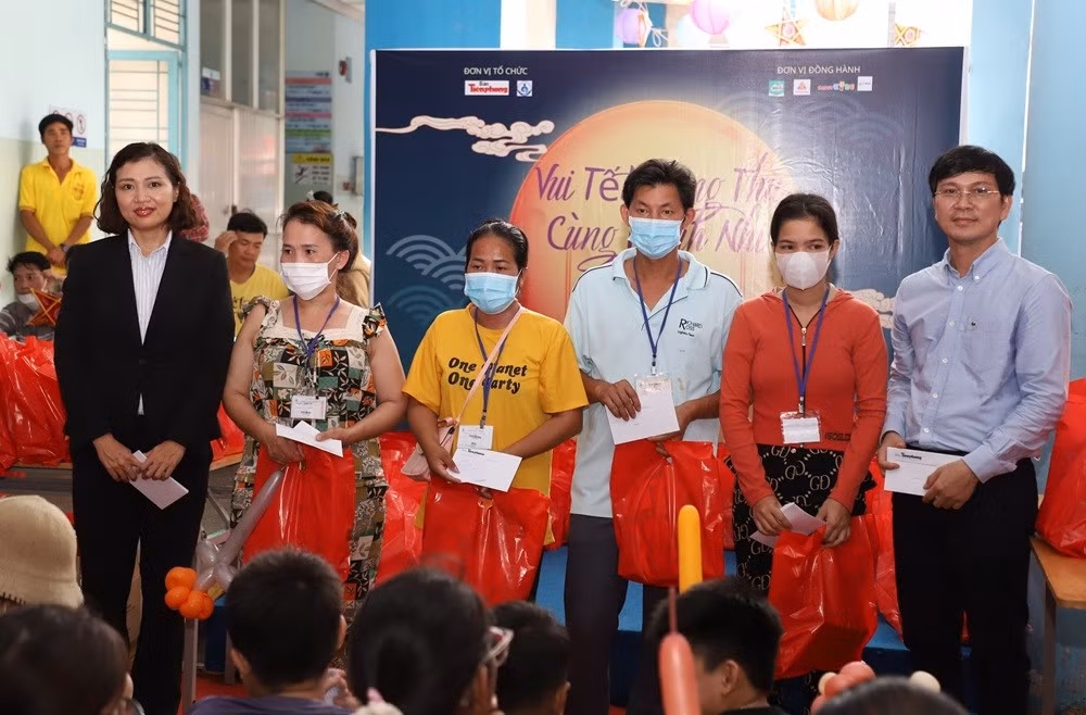 Những suất học bổng được chương trình trao cho người nhà của các em nhỏ có hoàn cảnh khó khăn. (Ảnh: Ngô Tùng)