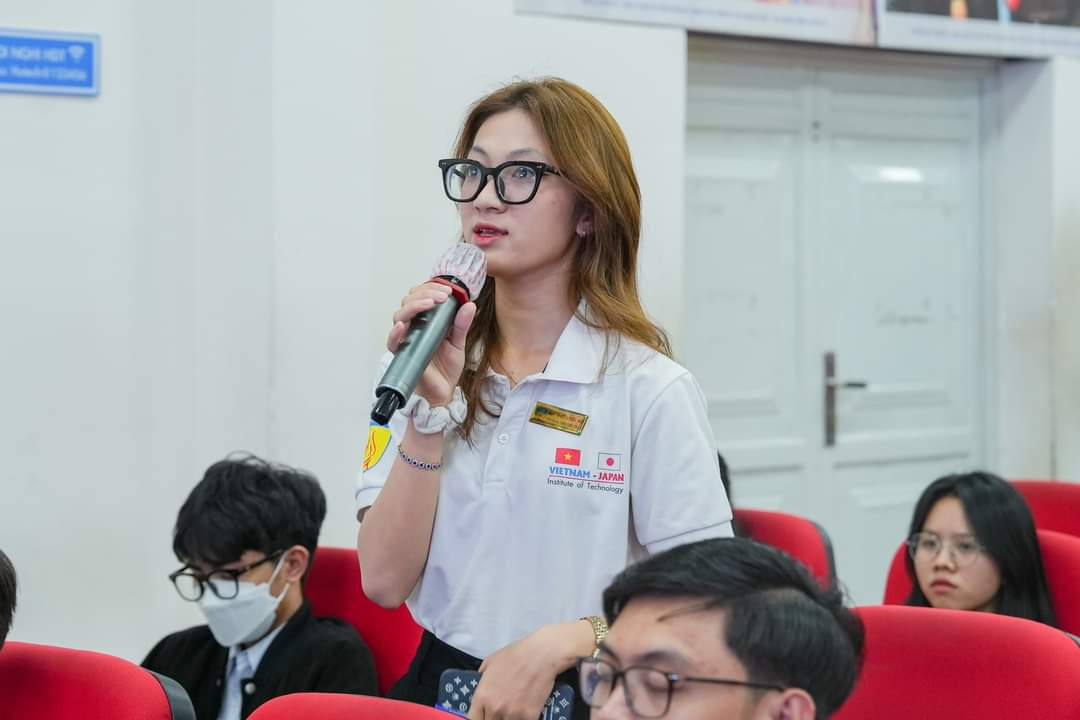 Sinh viên tham gia tập huấn được lắng nghe, chia sẻ và giải đáp những thắc mắc của mình đối với phong trào 'Sinh viên 5 tốt'. Sinh viên tham gia tập huấn được lắng nghe, chia sẻ và giải đáp những thắc mắc của mình đối với phong trào 'Sinh viên 5 tốt'.