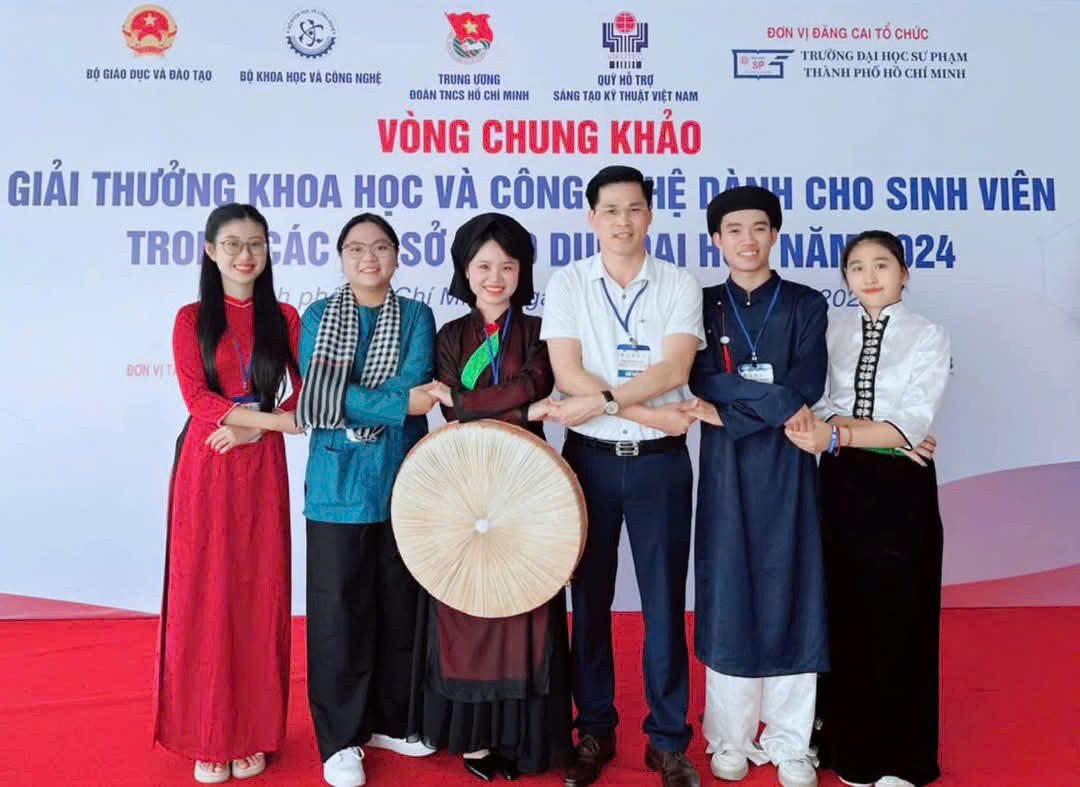 Minh Hiển (thứ hai, từ phải sang) tại vòng Chung khảo Giải thưởng Khoa học và Công nghệ dành cho sinh viên các sơ sở giáo dục đại học, năm 2024. (Ảnh: NVCC) Minh Hiển (thứ hai, từ phải sang) tại vòng Chung khảo Giải thưởng Khoa học và Công nghệ dành cho sinh viên các sơ sở giáo dục đại học, năm 2024. (Ảnh: NVCC)