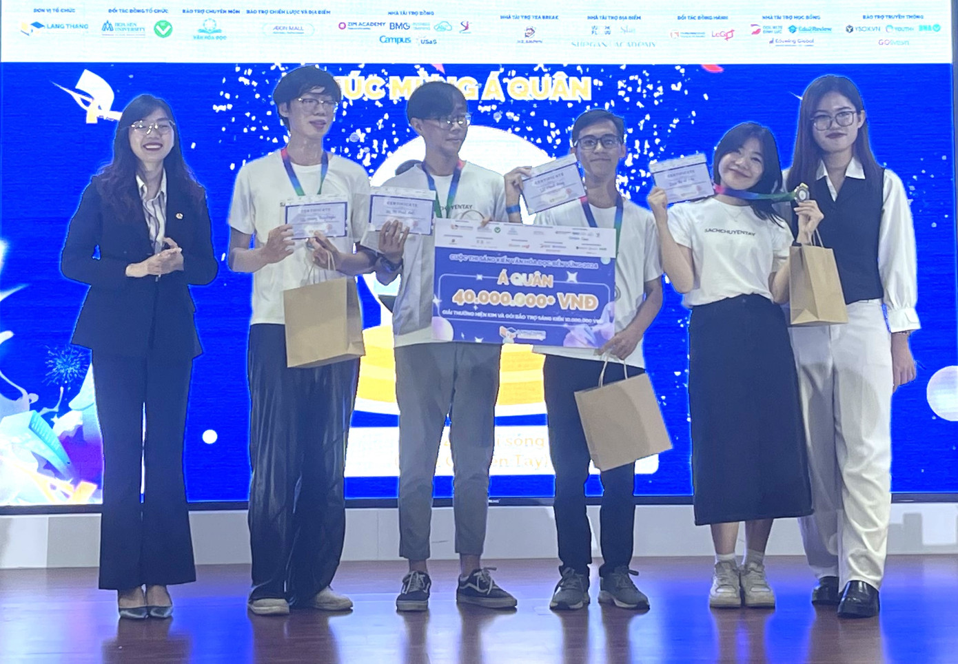 Nhóm đạt giải Á quân cuộc thi "Sáng kiến văn hoá đọc bền vững 2024". Nhóm đạt giải Á quân cuộc thi "Sáng kiến văn hoá đọc bền vững 2024".