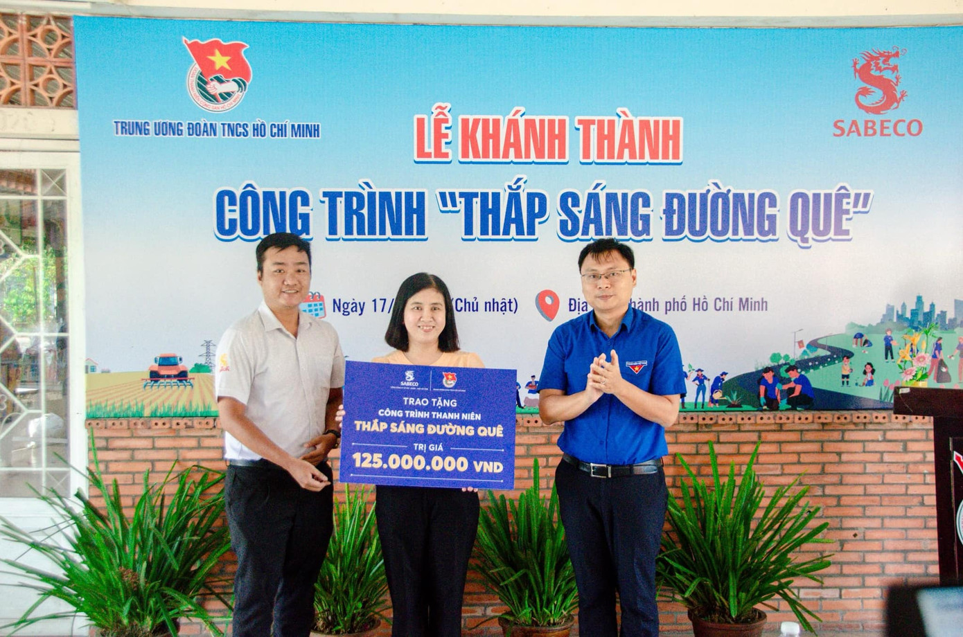 Công trình Thanh niên 'Thắp sáng đường quê' được thực hiện trong dịp này. Công trình Thanh niên 'Thắp sáng đường quê' được thực hiện trong dịp này.