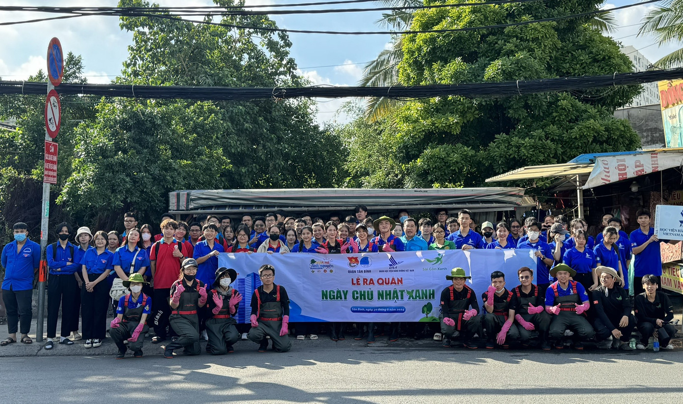 Đông đảo đoàn viên, sinh viên cùng tham gia hoạt động.