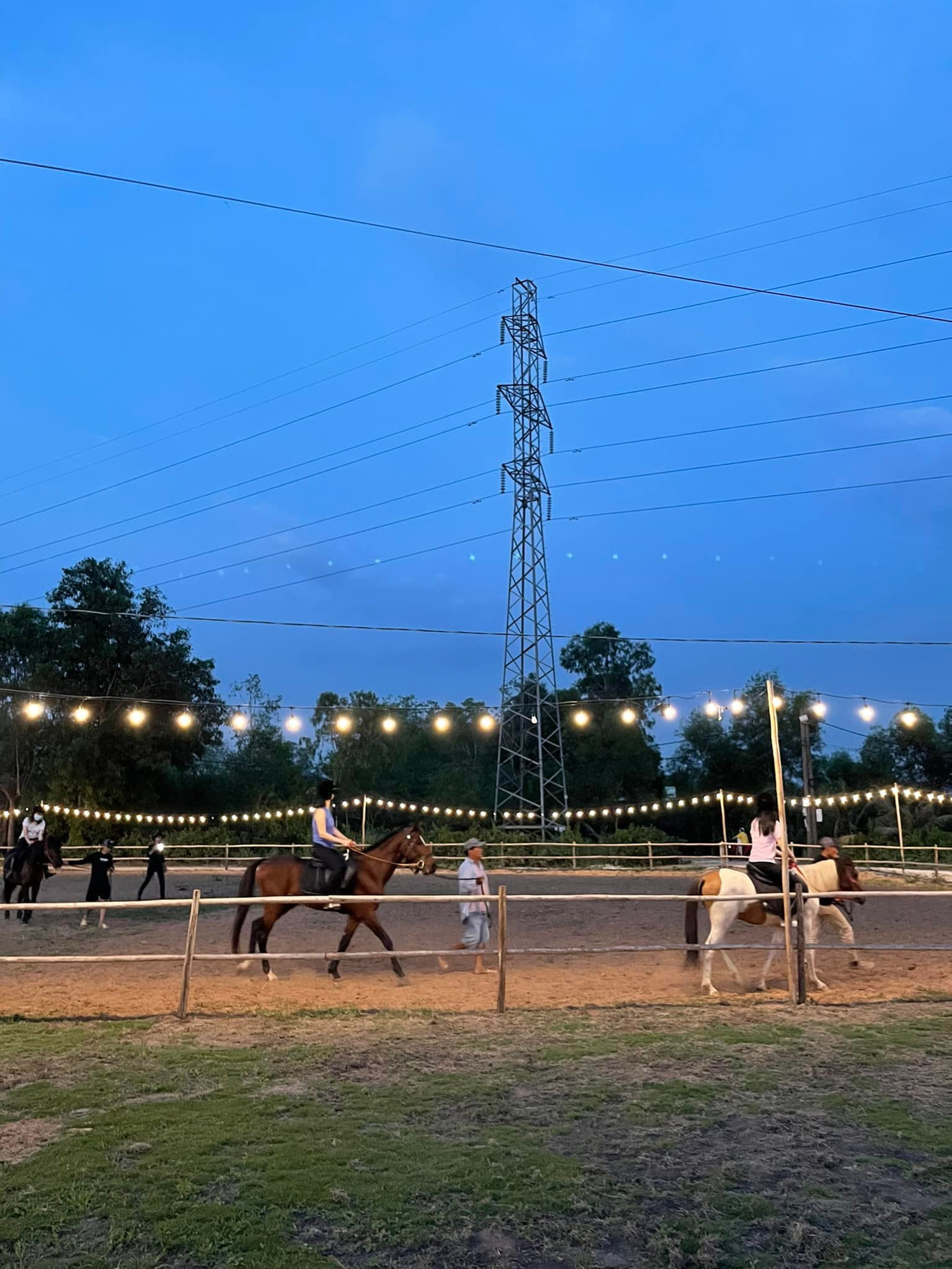 Hoạt động cưỡi ngựa “đổi gió” cho những ngày cuối tuần không biết đi đâu. (Ảnh: Vietgangz Horse Club & Glamping).