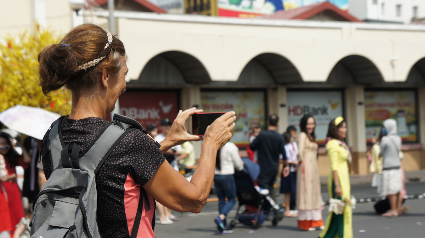 Khách nước ngoài ấn tượng với áo dài Việt Nam. Khách nước ngoài ấn tượng với áo dài Việt Nam.