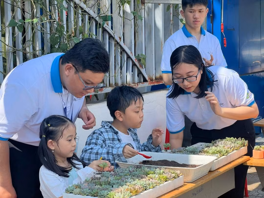 Chương trình “Đổi sách lấy cây” diễn ra từ ngày 11/5 - 28/7/2024, vào các ngày thứ Tư, thứ Bảy và Chủ nhật hằng tuần. Chương trình “Đổi sách lấy cây” diễn ra từ ngày 11/5 - 28/7/2024, vào các ngày thứ Tư, thứ Bảy và Chủ nhật hằng tuần.