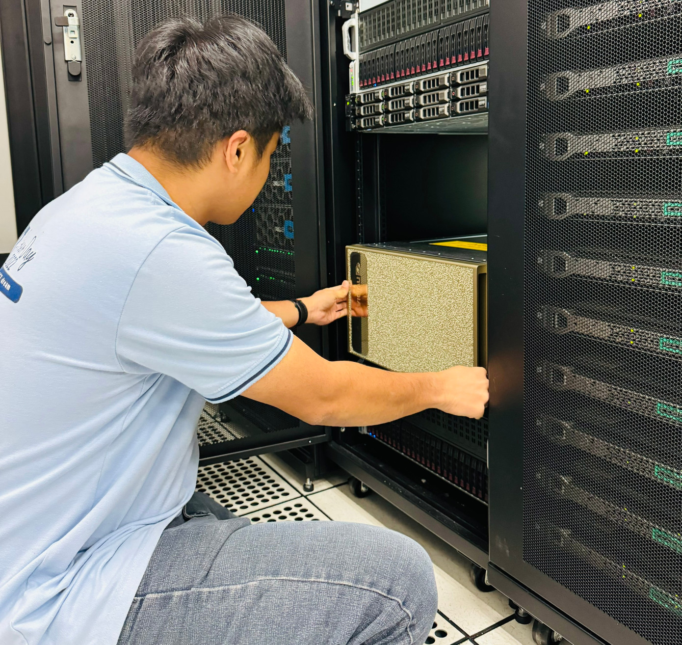 Nghiên cứu viên trường ĐH Công nghệ thông tin (ĐHQG TP. HCM) đang kiểm tra kết cấu và linh kiện của siêu máy chủ AI NVIDIA DGX A100 vừa được nhập về trường. (Ảnh: ĐH CNTT) Nghiên cứu viên trường ĐH Công nghệ thông tin (ĐHQG TP. HCM) đang kiểm tra kết cấu và linh kiện của siêu máy chủ AI NVIDIA DGX A100 vừa được nhập về trường. (Ảnh: ĐH CNTT)