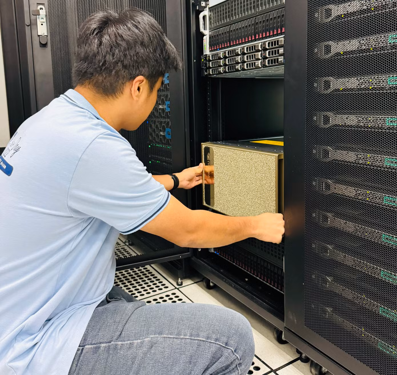 Nghiên cứu viên trường ĐH Công nghệ thông tin (ĐHQG TP. HCM) đang kiểm tra kết cấu và linh kiện của siêu máy chủ AI NVIDIA DGX A100 vừa được nhập về trường. (Ảnh: ĐH CNTT)