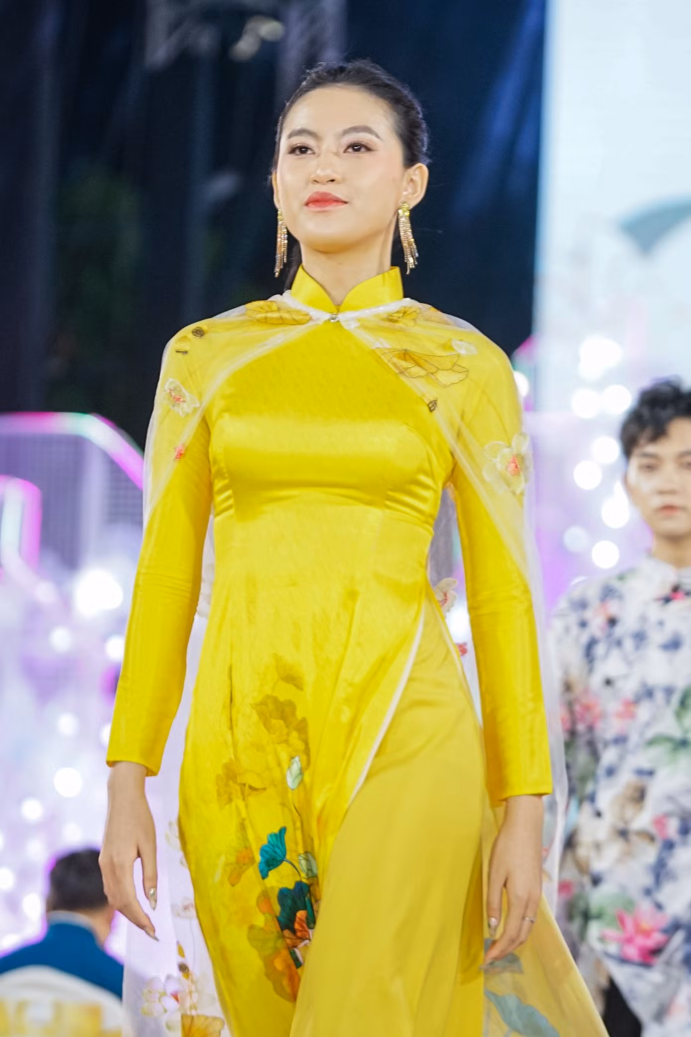 Tại Lễ hội Áo dài TP. HCM, nhà thiết kế Huy Doãn cho biết, anh quyết định chọn sinh viên Mã Lương Thiên Nhi và sinh viên Nguyễn Thị Kim Ngân trình diễn bộ sưu tập của mình, vì ngoài vóc dáng xinh đẹp, cả hai còn có thành tích là Hoa khôi và Á khôi của trường.