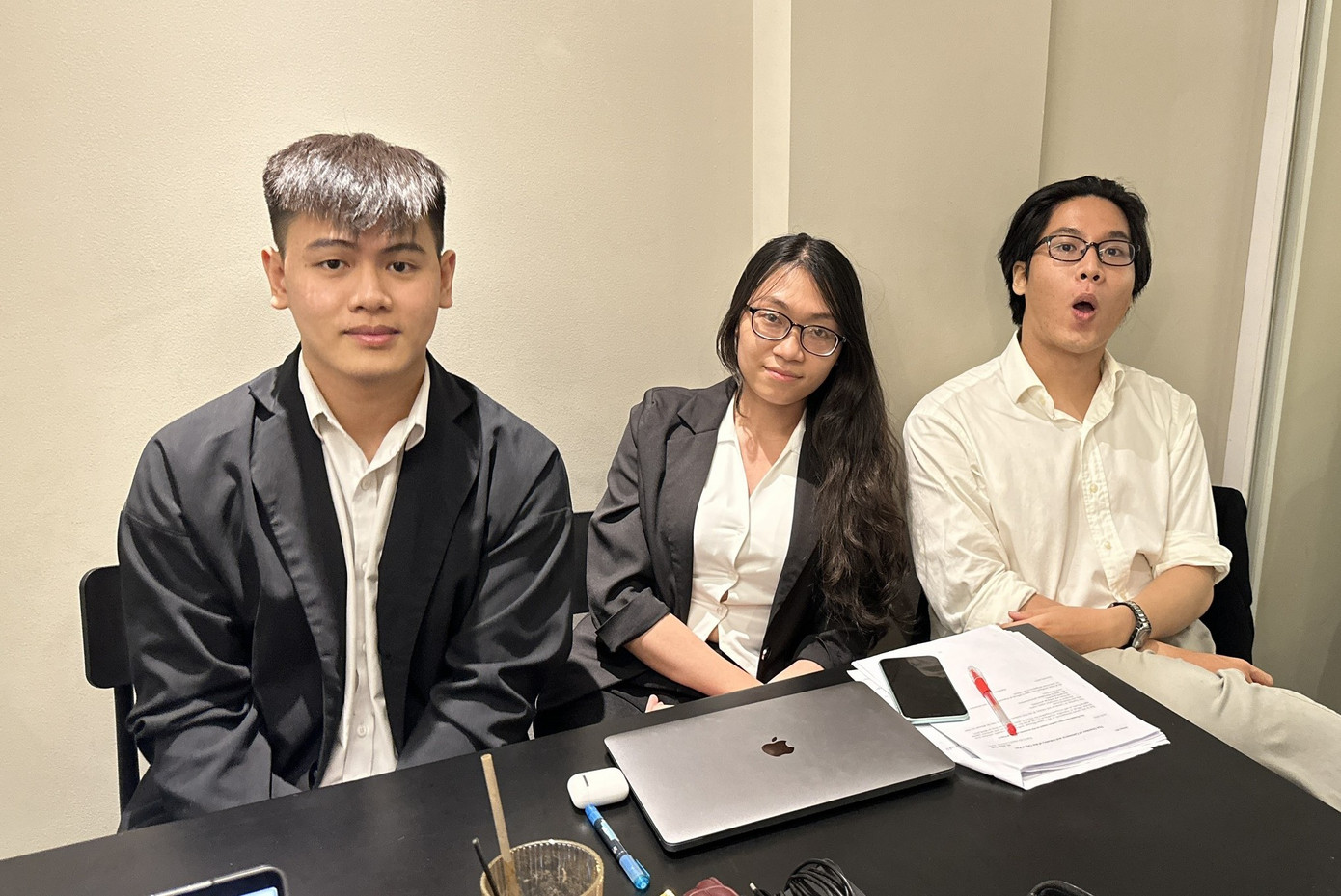 Bá Huy và các bạn cùng “chinh chiến” ở các cuộc thi để lấy kiến thức và kinh nghiệm. Bá Huy và các bạn cùng “chinh chiến” ở các cuộc thi để lấy kiến thức và kinh nghiệm.