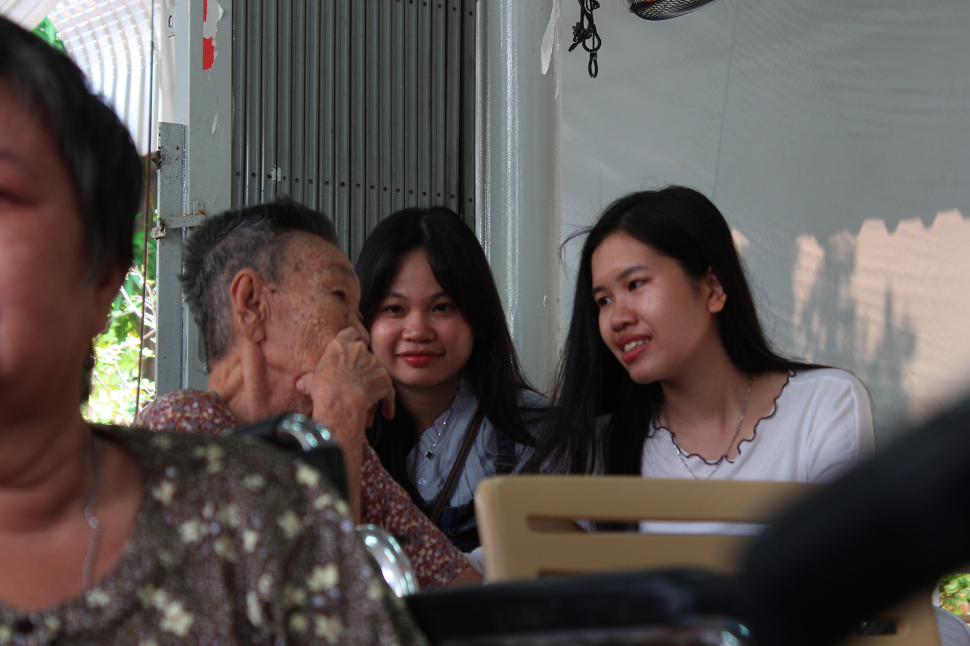 Khán giả trò chuyện cùng với cụ bà.