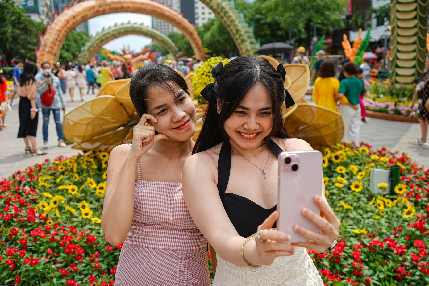 Để có thể chụp ảnh được thoải mái hơn trong đường hoa, nhiều bạn trẻ cho biết đã mình phải đi từ 6h sáng để tránh sự đông đúc.