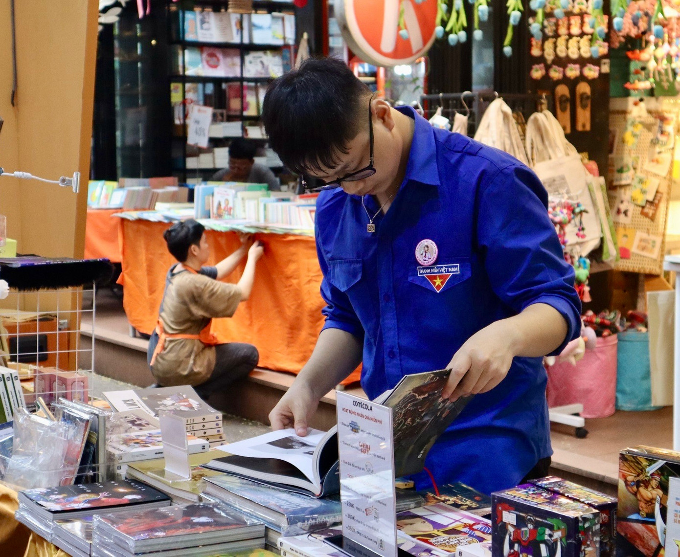 Xuân Huy dự định mua nhiều sách của trong Hội sách lần này.