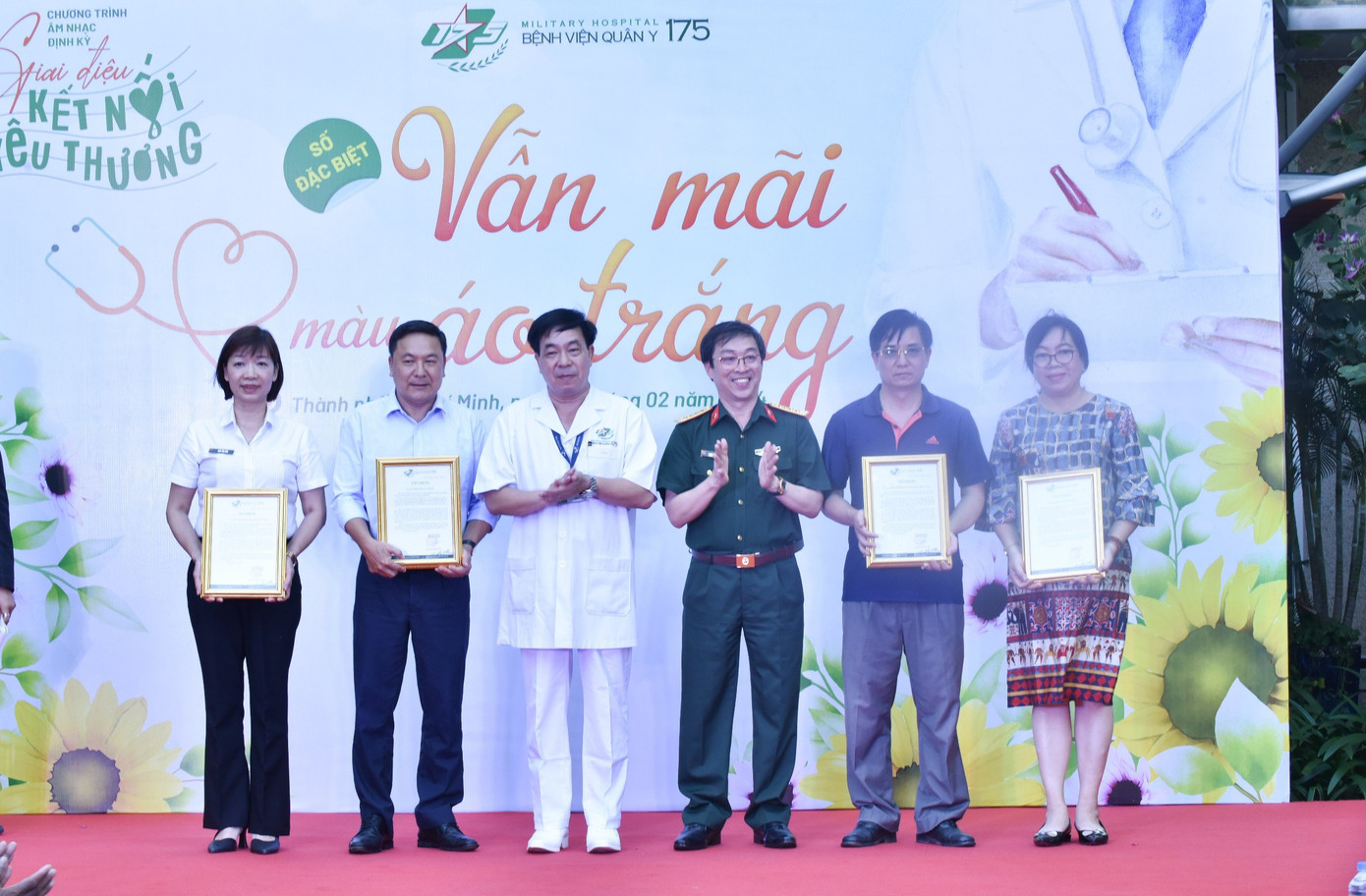 Lãnh đạo bệnh viện cảm ơn đơn vị đồng hành. Lãnh đạo bệnh viện cảm ơn đơn vị đồng hành.