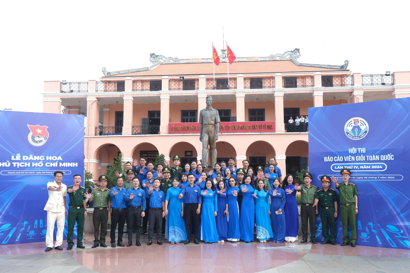 50 thí sinh cùng chụp hình lưu niệm với Ban Tổ chức cuộc thi tại Bảo tàng Hồ Chí Minh, chi nhánh TP. HCM. (Ảnh: Phú Quang) 50 thí sinh cùng chụp hình lưu niệm với Ban Tổ chức cuộc thi tại Bảo tàng Hồ Chí Minh, chi nhánh TP. HCM. (Ảnh: Phú Quang)