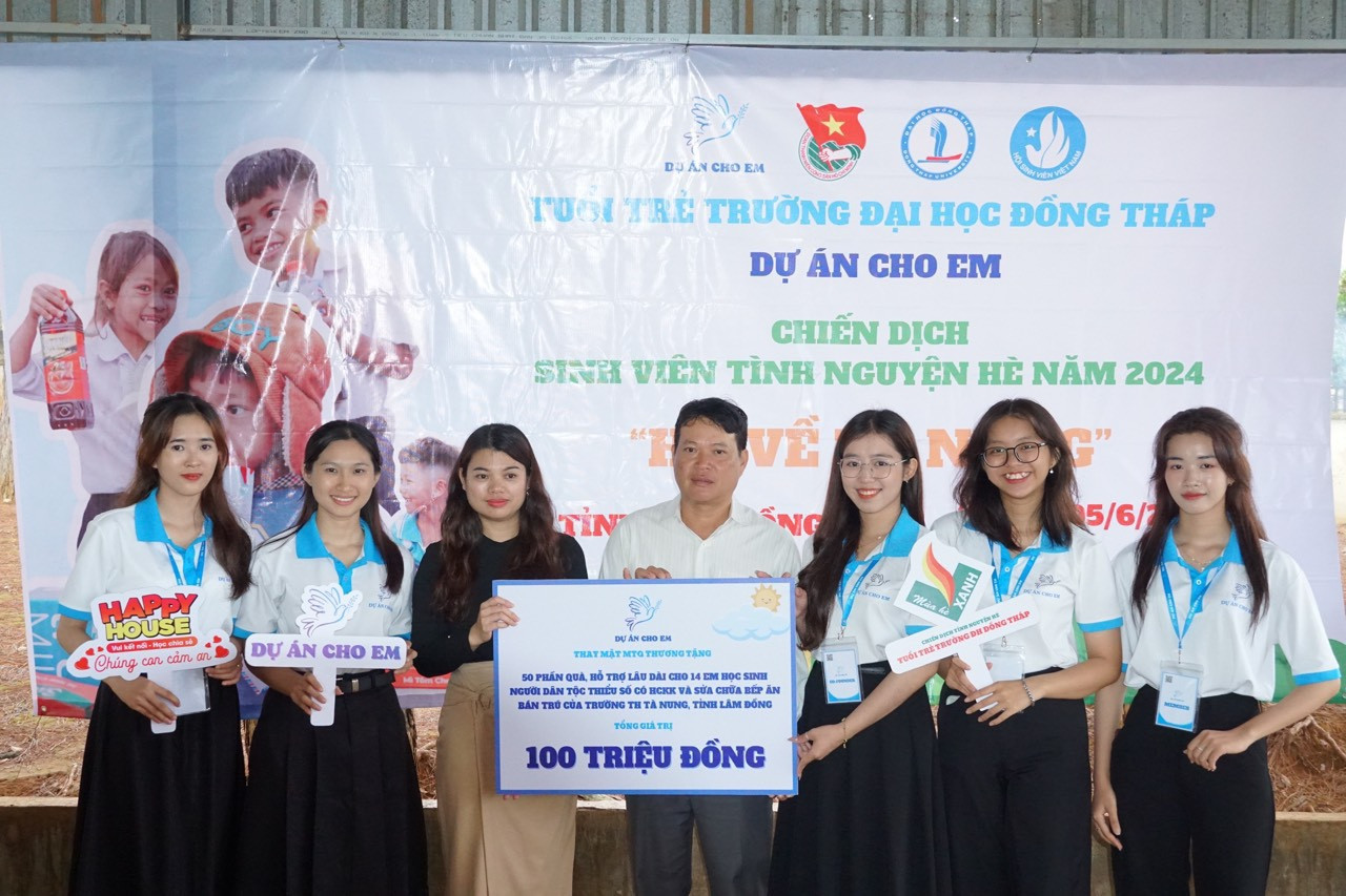 Các bạn tình nguyện viên của dự án trao tặng nguồn lực cho địa phương. Các bạn tình nguyện viên của dự án trao tặng nguồn lực cho địa phương.