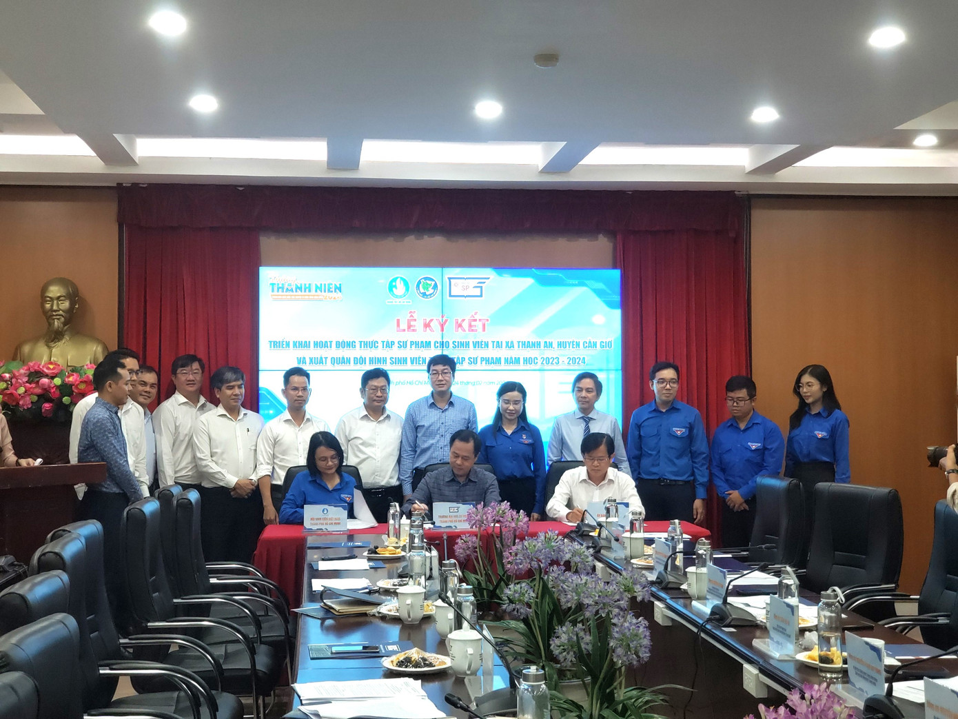 Nghi thức ký kết phối hợp giữa Thành Đoàn TP. HCM, trường ĐH Sư phạm TP. HCM và huyện Cần Giờ về việc triển khai hoạt động thực tập sư phạm cho sinh viên tại xã đảo Thạnh An, huyện Cần Giờ. Nghi thức ký kết phối hợp giữa Thành Đoàn TP. HCM, trường ĐH Sư phạm TP. HCM và huyện Cần Giờ về việc triển khai hoạt động thực tập sư phạm cho sinh viên tại xã đảo Thạnh An, huyện Cần Giờ.