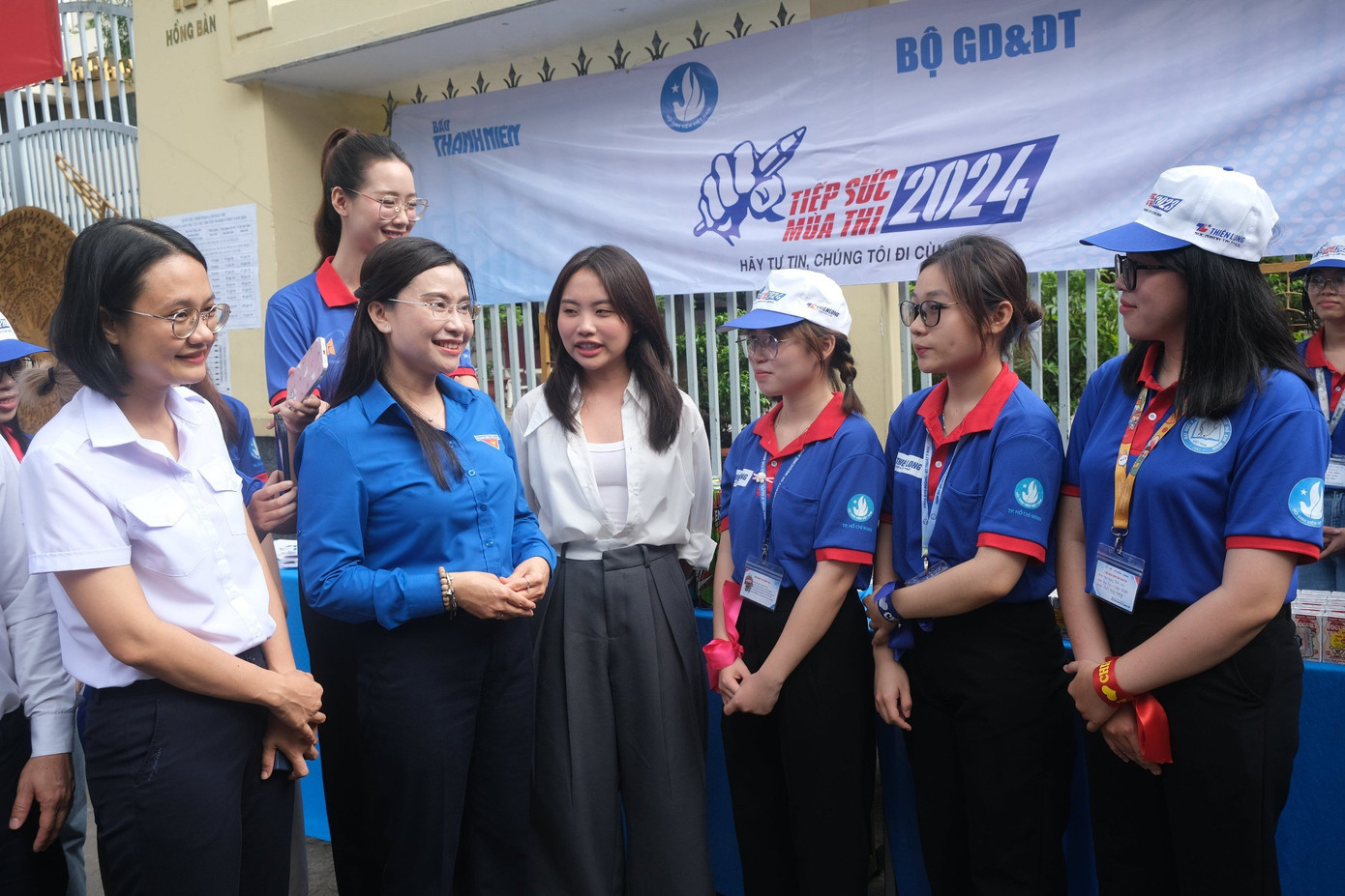 Cũng trong sáng 27/6, chị Nguyễn Phạm Duy Trang – Bí thư T.Ư Đoàn, Chủ tịch Hội đồng Đội T.Ư (thứ hai bên trái) và Thường trực Thành Đoàn TP. HCM cũng đến thăm hỏi, động viên các tình nguyện viên 'Tiếp sức mùa thi' tại điểm thi trường THPT Hùng Vương (Q. 5).