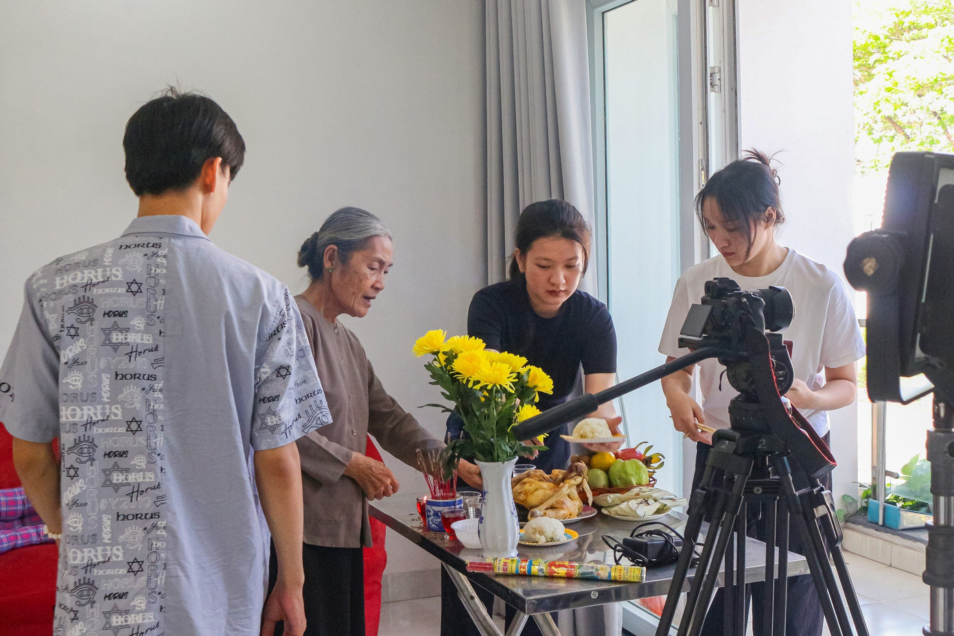 Diễn viên Trần Thị Thanh Hiền tham gia diễn xuất trong dự án phim ngắn của sinh viên ngành Truyền thông đa phương tiện (trường ĐH Văn Hiến).