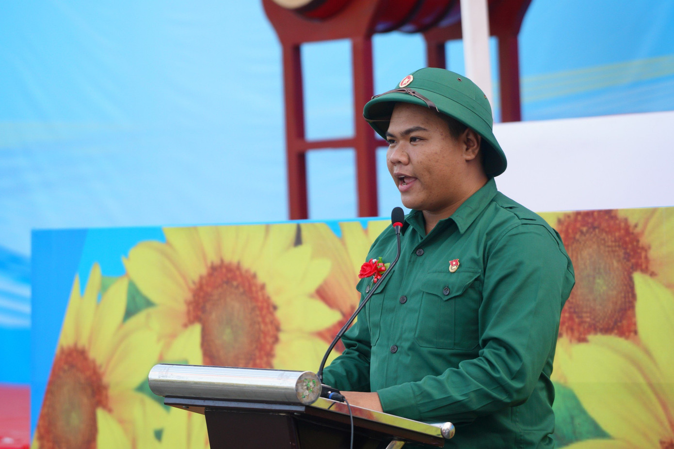 Là một đảng viên trẻ tình nguyện tham gia nghĩa vụ quân sự, thanh niên Lê Nguyễn Minh Phương chia sẻ: "Tham gia nghĩa vụ quân sự, tôi hy vọng sẽ học hỏi được nhiều điều mới mẻ, qua đó giúp tôi trưởng thành hơn. Tôi xin hứa sẽ quyết tâm học tập, rèn luyện, phấn đấu hoàn thành xuất sắc nhiệm vụ được giao, chấp hành tốt kỉ luật quân đội để xứng đáng với niềm tin yêu của gia đình, quê hương".