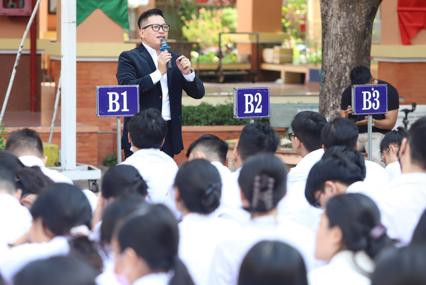 Ông Nguyễn Quang Huy chia sẻ cùng các bạn học sinh trường THPT Nguyễn Chí Thanh (Q. Tân Bình, TP. HCM). (Ảnh: Ngô Tùng)