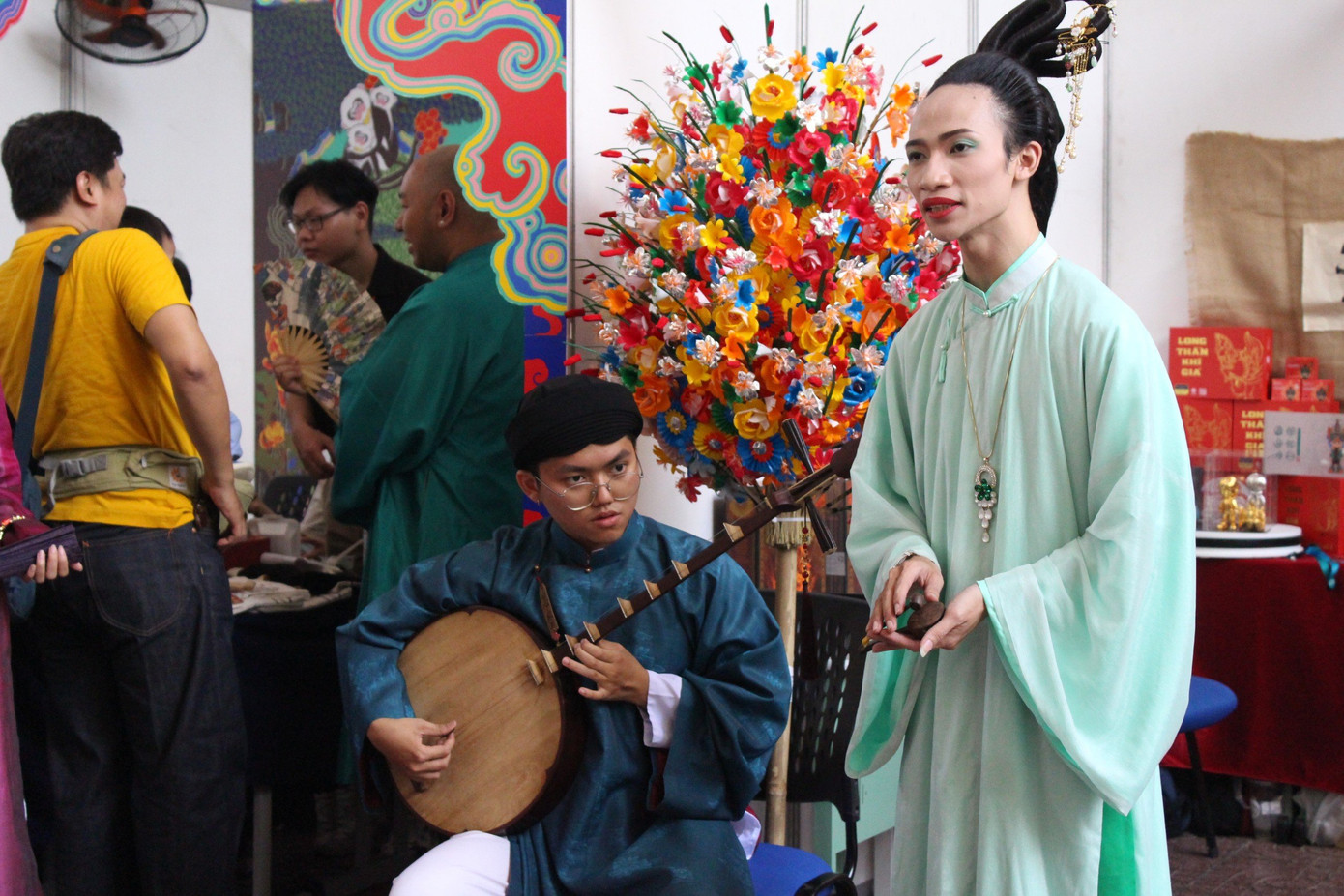 Chương trình cải lương trong Ngày hội.