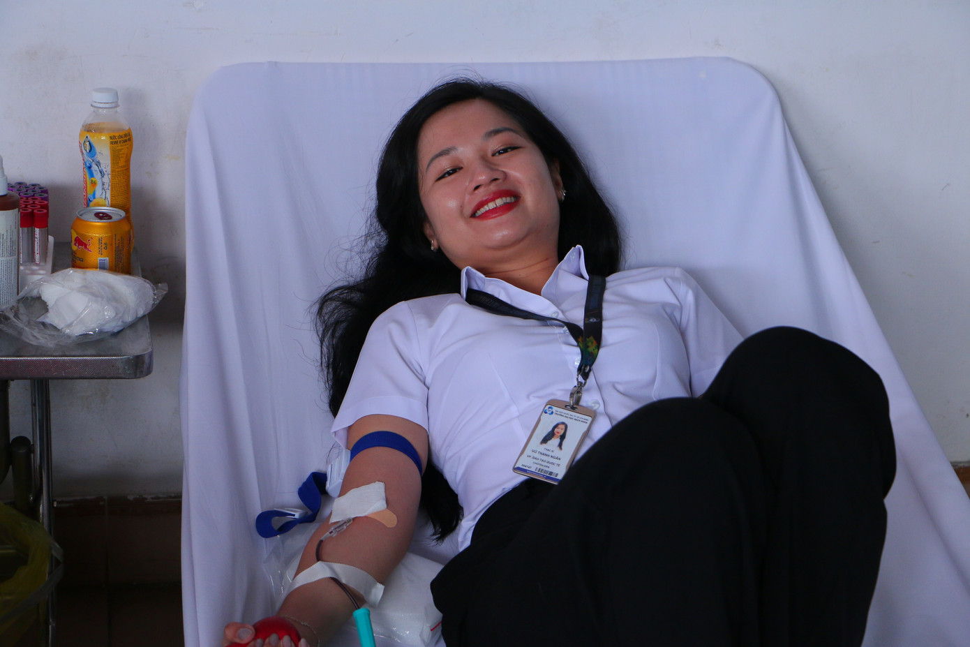 Chị Vũ Thanh Ngân - chuyên viên Văn phòng Đào tạo Quốc tế, trường ĐH Bách khoa hiến máu lần thứ 6. Chị Vũ Thanh Ngân - chuyên viên Văn phòng Đào tạo Quốc tế, trường ĐH Bách khoa hiến máu lần thứ 6.