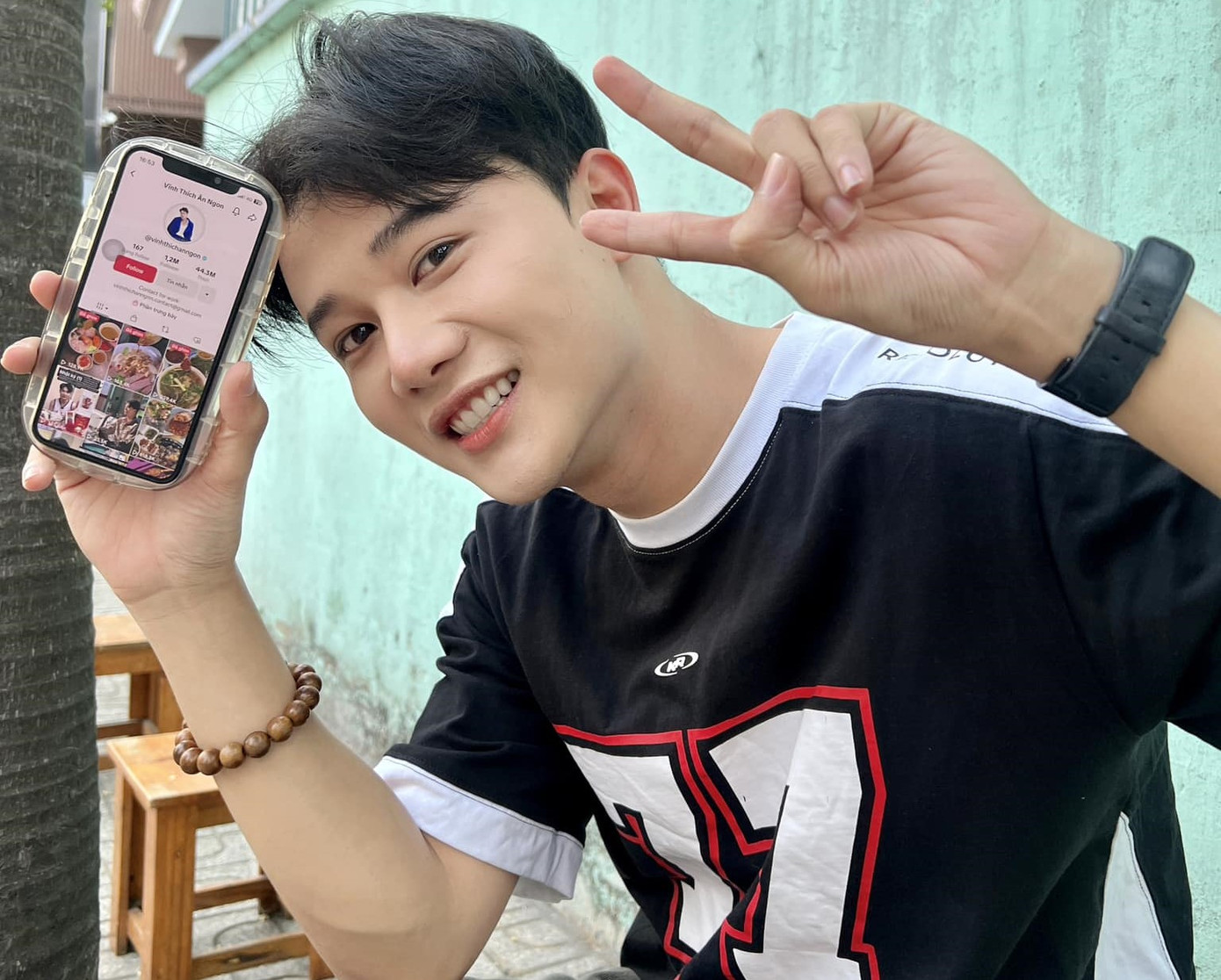 Kênh tiktok "Vĩnh thích ăn ngon" cán mốc 1.2 triệu follows.