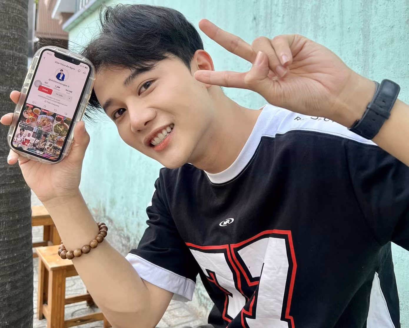 Kênh tiktok "Vĩnh thích ăn ngon" cán mốc 1.2 triệu follows.