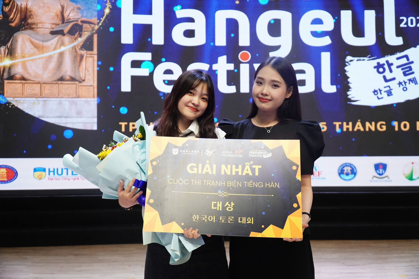 Đối với nhóm Tuyết Vy, thành công với giải Nhất cuộc thi “Tranh biện tiếng Hàn” do Hangeul Festival 2024 tổ chức không chỉ là niềm tự hào, mà còn là minh chứng cho những nỗ lực của nhóm trong quá trình học tập và phát triển bản thân. Đối với nhóm Tuyết Vy, thành công với giải Nhất cuộc thi “Tranh biện tiếng Hàn” do Hangeul Festival 2024 tổ chức không chỉ là niềm tự hào, mà còn là minh chứng cho những nỗ lực của nhóm trong quá trình học tập và phát triển bản thân.