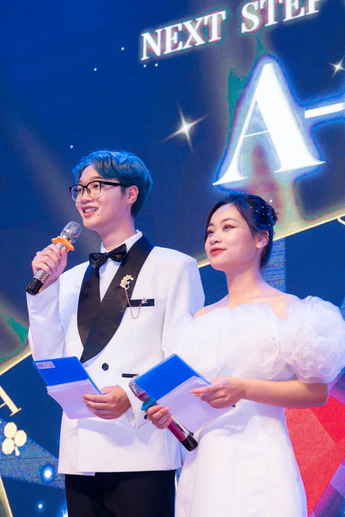 La Thành (bên trái) trong một lần dẫn chương trình. La Thành (bên trái) trong một lần dẫn chương trình.