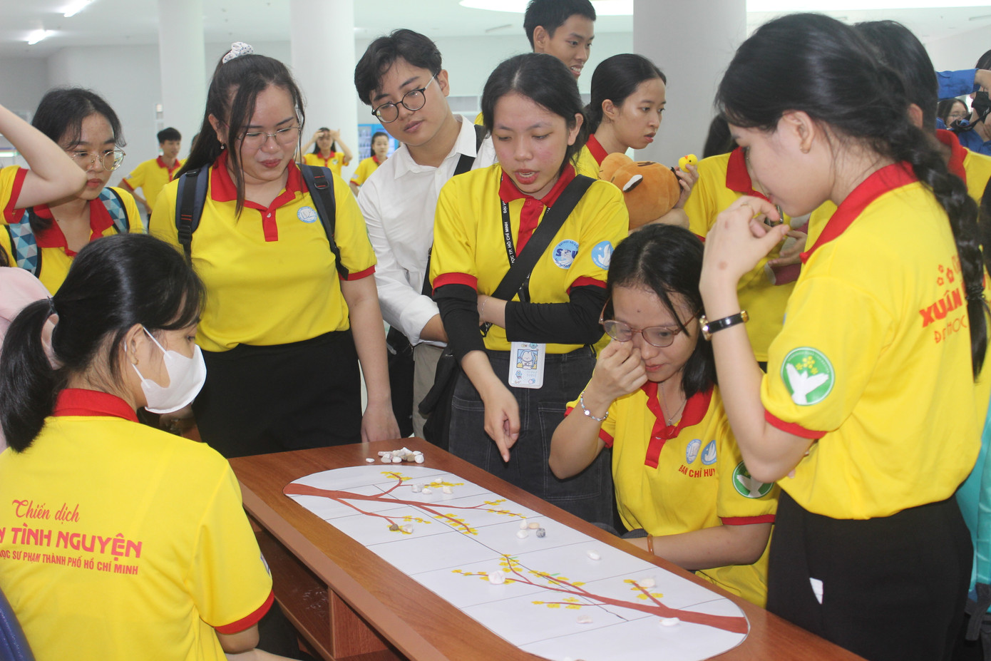 Các bạn sinh viên cùng trải nghiệm các trò chơi dân gian. Các bạn sinh viên cùng trải nghiệm các trò chơi dân gian.