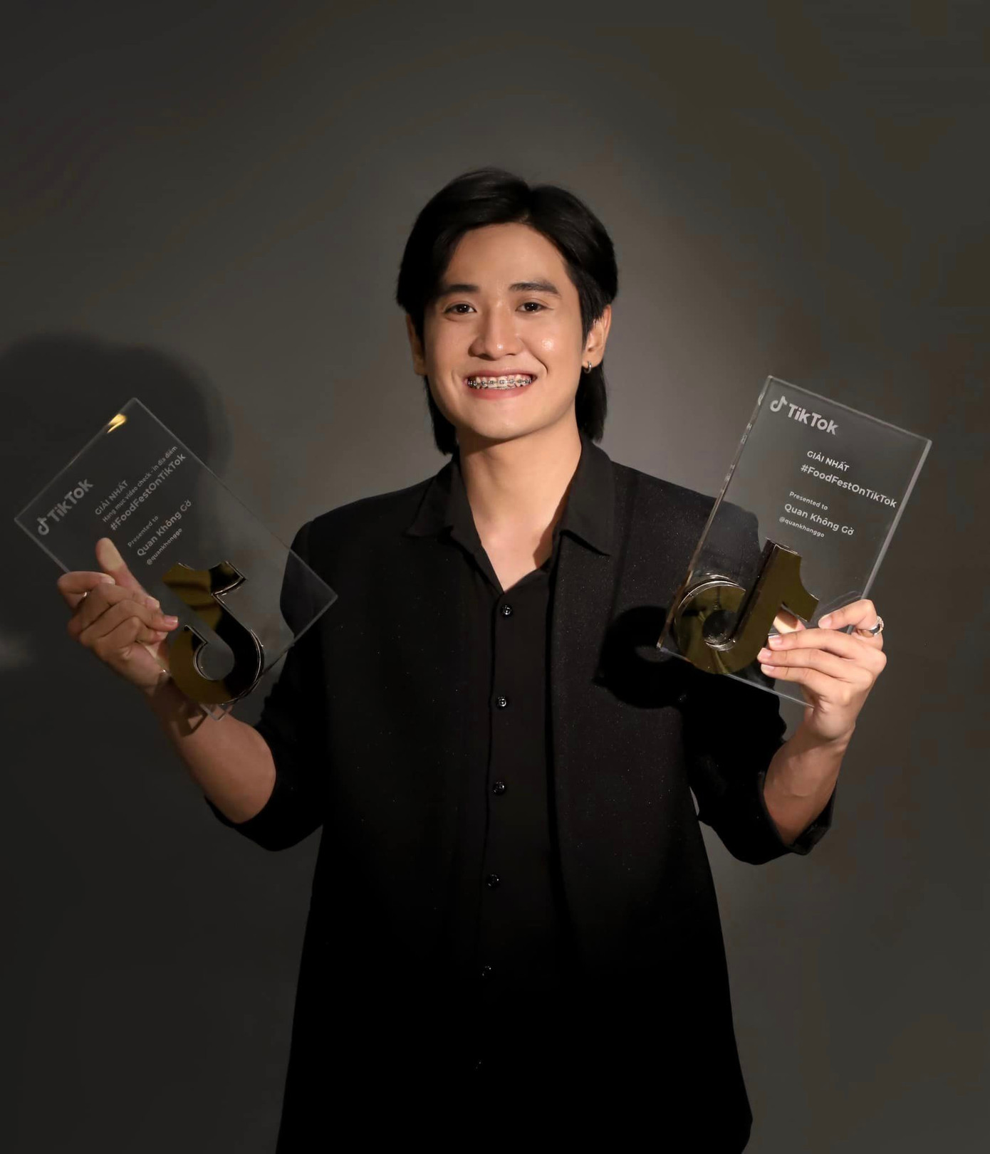 TikTok Creator Quan Không Gờ cùng giải Nhất cuộc thi 'Foodfest On TikTok'. TikTok Creator Quan Không Gờ cùng giải Nhất cuộc thi 'Foodfest On TikTok'.