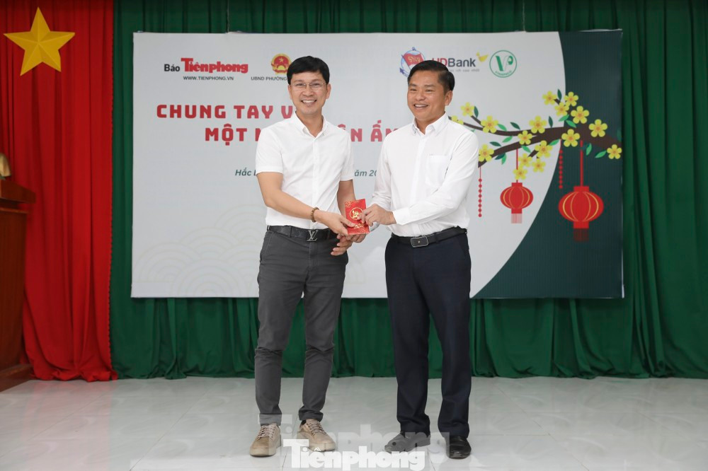 Nhà báo Trần Ngọc Lâm - Phó Trưởng Cơ quan đại diện báo Tiền Phong tại TP. HCM (bên trái) tặng quà Tết cho đại diện chính quyền địa phương. Nhà báo Trần Ngọc Lâm - Phó Trưởng Cơ quan đại diện báo Tiền Phong tại TP. HCM (bên trái) tặng quà Tết cho đại diện chính quyền địa phương.