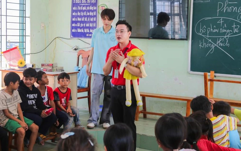 Các em nhỏ được xã Ma Nới, huyện Ninh Sơn, tỉnh Ninh Thuận được trang bị các kiến thức về Phòng chống xâm hại tình dục trẻ em. Các em nhỏ được xã Ma Nới, huyện Ninh Sơn, tỉnh Ninh Thuận được trang bị các kiến thức về Phòng chống xâm hại tình dục trẻ em.