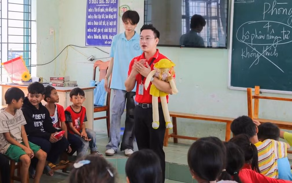 Các em nhỏ được xã Ma Nới, huyện Ninh Sơn, tỉnh Ninh Thuận được trang bị các kiến thức về Phòng chống xâm hại tình dục trẻ em. Các em nhỏ được xã Ma Nới, huyện Ninh Sơn, tỉnh Ninh Thuận được trang bị các kiến thức về Phòng chống xâm hại tình dục trẻ em.
