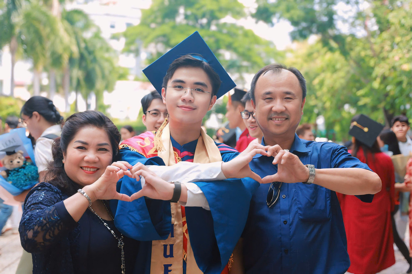 Lập Phúc (giữa) cùng bố mẹ của mình. Lập Phúc (giữa) cùng bố mẹ của mình.