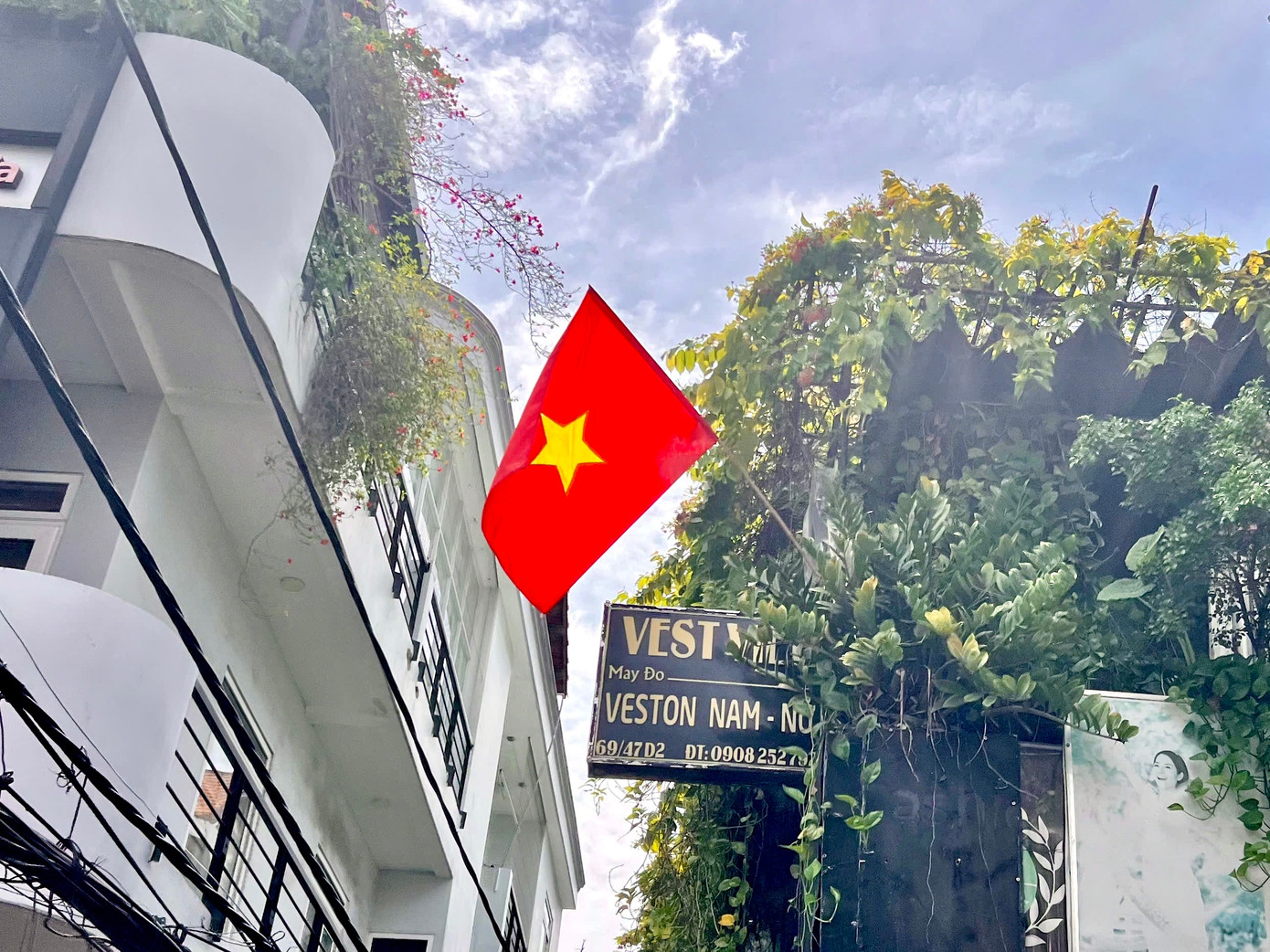 Các hộ dân sinh sống tại đường Xô Viết Nghệ Tĩnh và đường Bạch Đằng (Q. Bình Thạnh) treo cờ Tổ quốc đón Lễ Quốc khánh cùng cả nước.