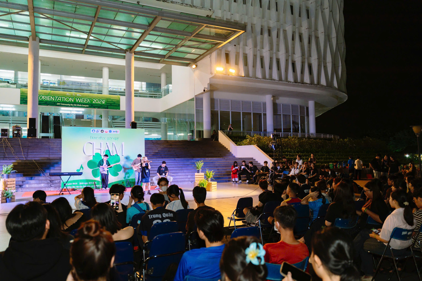 Không gian ấm cúng của đêm nhạc đã giúp lan tỏa thông điệp về tình người.