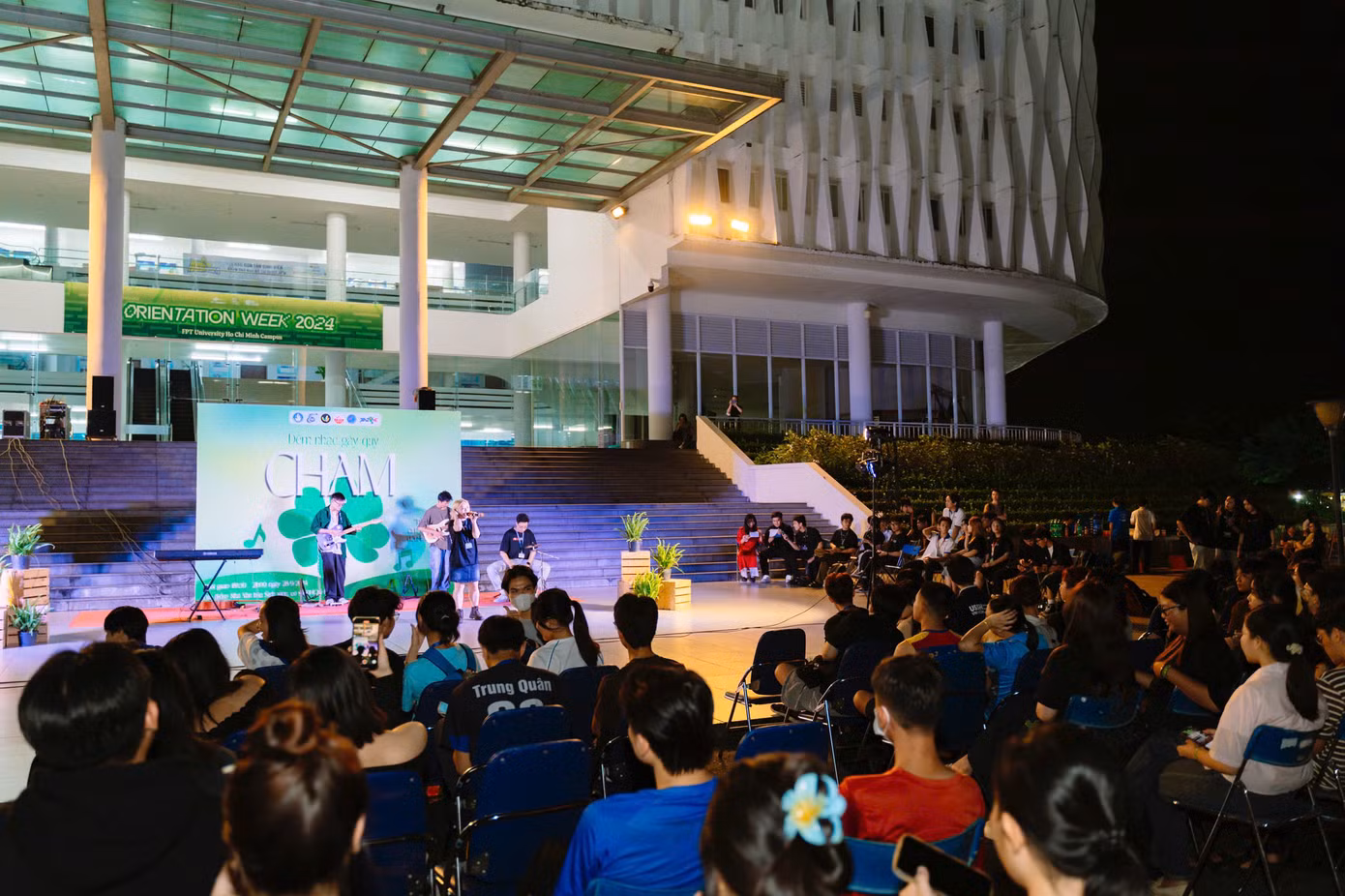 Không gian ấm cúng của đêm nhạc đã giúp lan tỏa thông điệp về tình người.