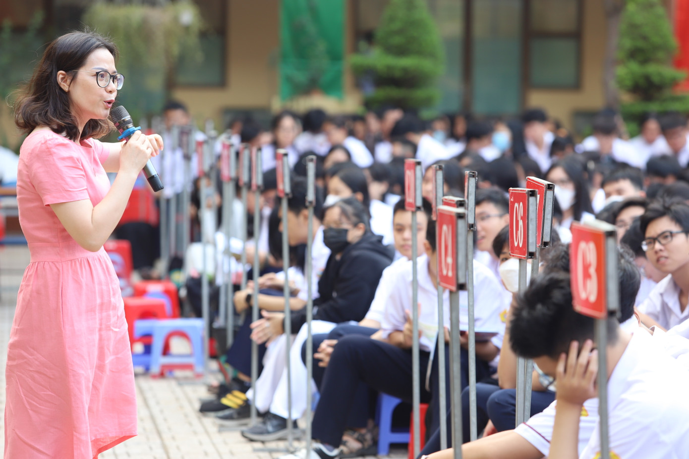ThS Tâm lý Trần Thị Thanh Trà chia sẻ với các bạn học sinh tại chương trình. (Ảnh: Ngô Tùng)