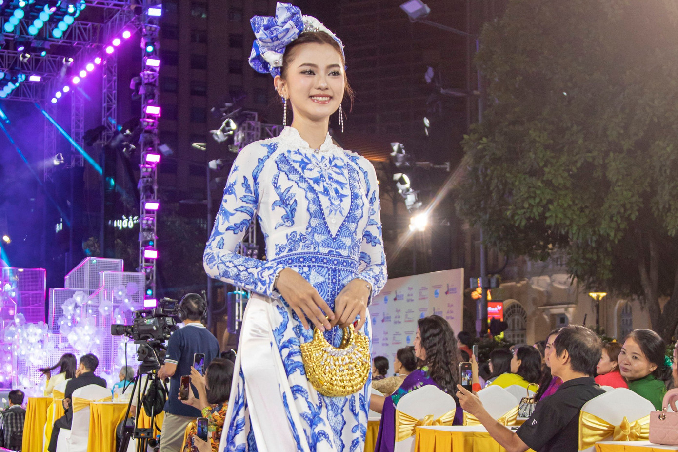 “Mình rất vinh dự khi được đồng hành cùng chương trình Lễ hội Áo dài TP. HCM trong bộ sưu tập của nhà thiết kế Đỗ Trịnh Hoài Nam để quảng bá vẻ đẹp áo dài và tôn vinh giá trị bản sắc, tôn vinh phụ nữ. Đối với mình, áo dài là trang phục truyền thống và là niềm tự hào mỗi khi có dịp mặc lên người”, Nguyễn Hoàng Phương Trinh (khoa Thanh nhạc, trường ĐH Nguyễn Tất Thành) chia sẻ.