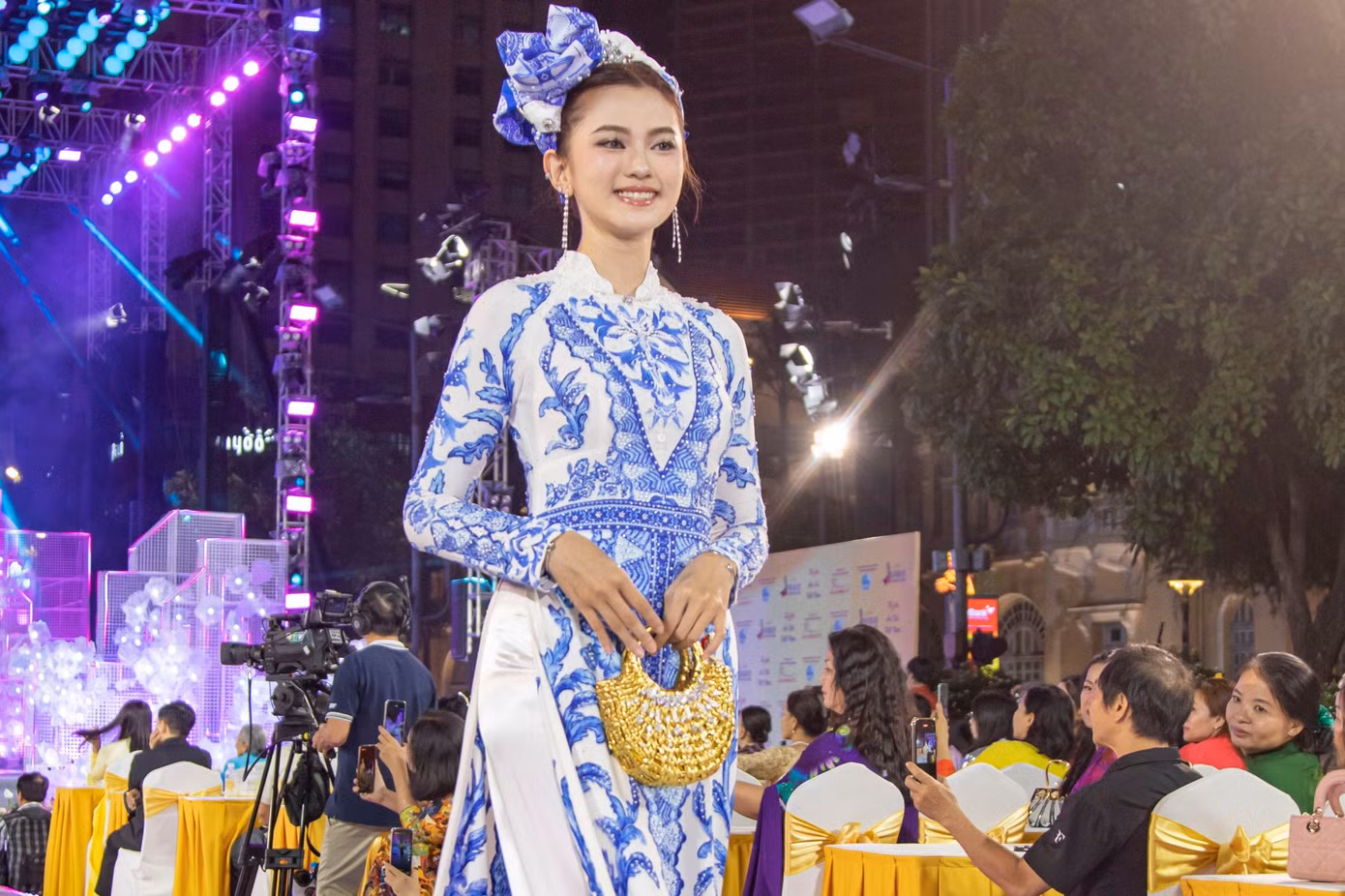 “Mình rất vinh dự khi được đồng hành cùng chương trình Lễ hội Áo dài TP. HCM trong bộ sưu tập của nhà thiết kế Đỗ Trịnh Hoài Nam để quảng bá vẻ đẹp áo dài và tôn vinh giá trị bản sắc, tôn vinh phụ nữ. Đối với mình, áo dài là trang phục truyền thống và là niềm tự hào mỗi khi có dịp mặc lên người”, Nguyễn Hoàng Phương Trinh (khoa Thanh nhạc, trường ĐH Nguyễn Tất Thành) chia sẻ.