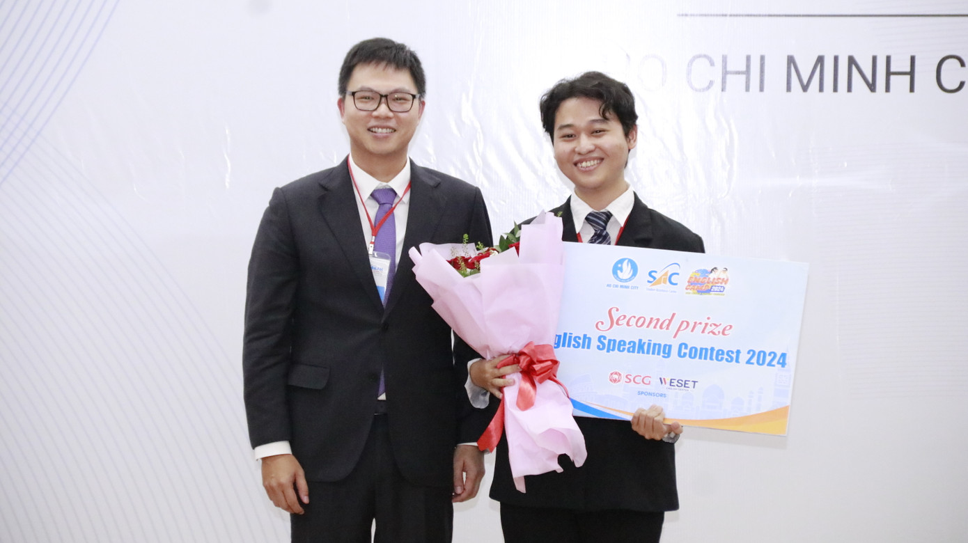 Ông Jongjarern Jomjakra - Phó Tổng Giám đốc, Công ty TNHH SCG Việt Nam, Đại diện SCG trao giải thưởng cho Minh Khôi - Á quân cuộc thi.