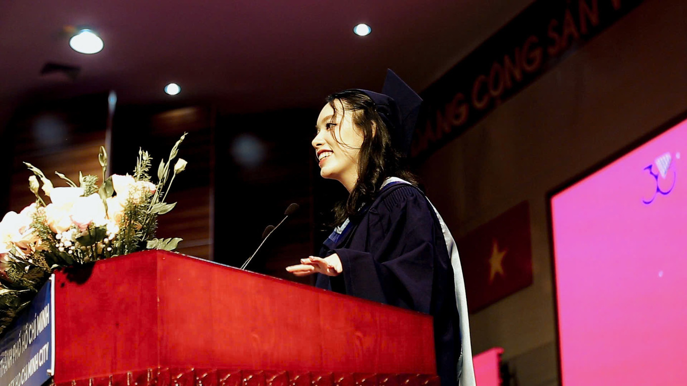 Mỹ Anh phát biểu tại Lễ tốt nghiệp. Mỹ Anh phát biểu tại Lễ tốt nghiệp.