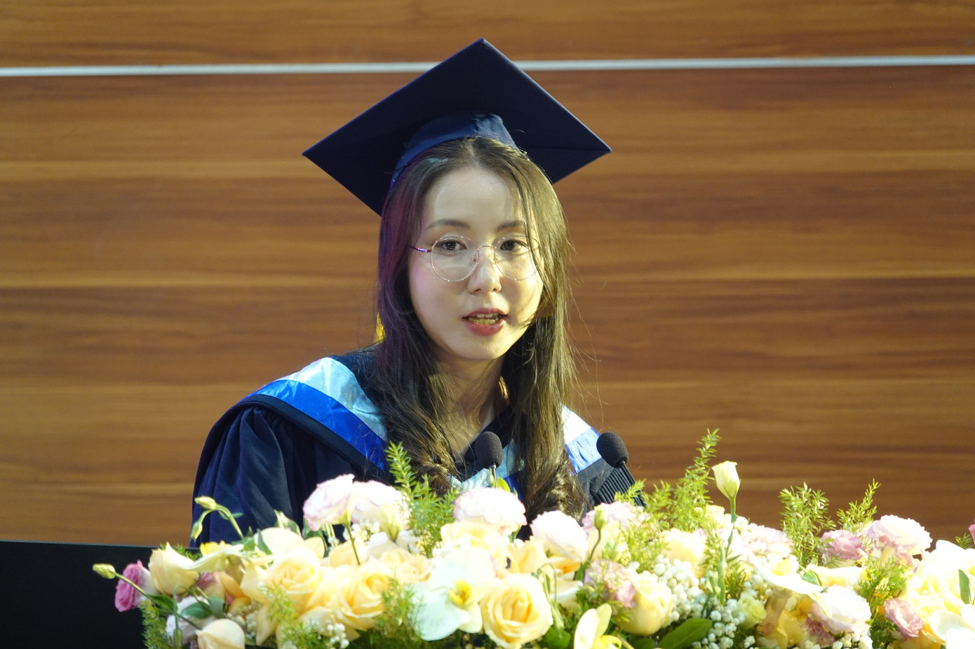 Minh Thư phát biểu tại Lễ trao bằng tốt nghiệp. Minh Thư phát biểu tại Lễ trao bằng tốt nghiệp.