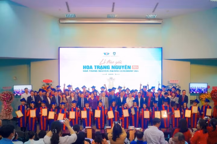 Các tân 'Hoa Trạng nguyên' được vinh danh trong buổi Lễ trao giải.